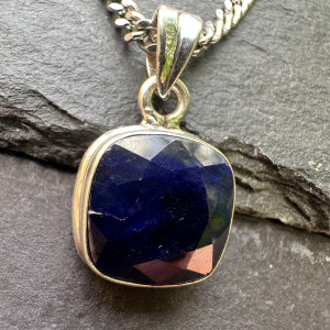 Pendant with natural Sapphire in silver