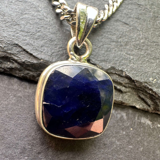 Pendant with natural Sapphire in silver