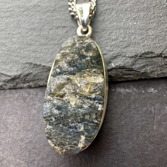 Pendant Labrador natural raw in silver