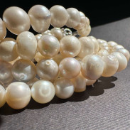 Necklace made of three strands of natural pearls
