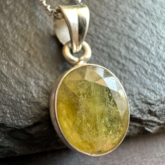 Pendant with natural Sapphire (Sri Lanka) made of silver on a chain