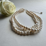 Necklace made of three strands of natural pearls