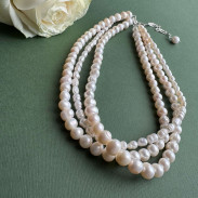 Necklace made of three strands of natural pearls