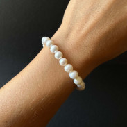 Bracelet with natural pearls