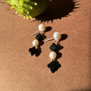 Earrings with natural pearls and agate
