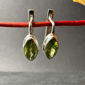 Earrings with Chrysolite in silver