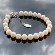 Bracelet with natural pearls