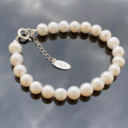 Bracelet with natural pearls