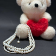 Necklace made of three strands of natural pearls