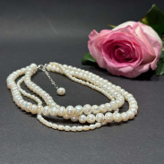 Necklace made of three strands of natural pearls