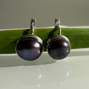 Earrings with natural pearls