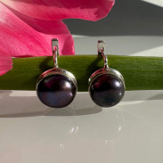 Earrings with natural pearls