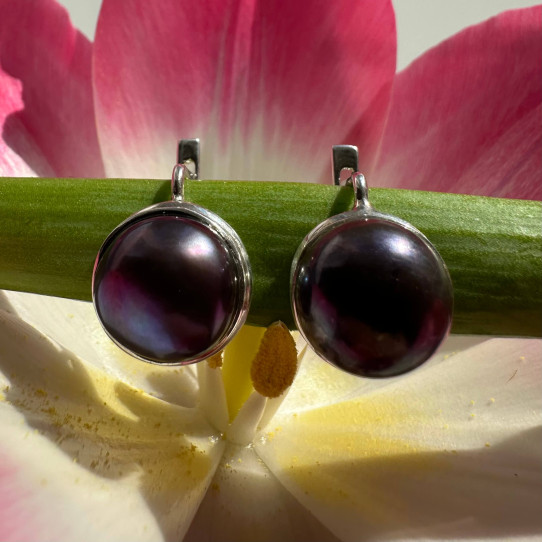 Earrings with natural pearls