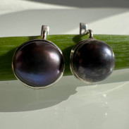 Earrings with natural pearls