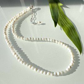 Чокер из натурального перламутра на серебряной застежке