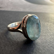 Ring with natural aquamarine