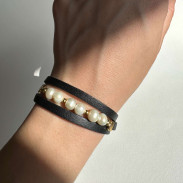 Leather bracelet with natural pearls