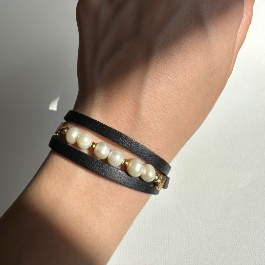 Leather bracelet with natural pearls