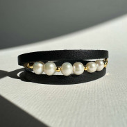 Leather bracelet with natural pearls