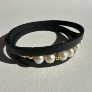 Leather bracelet with natural pearls