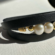Leather bracelet with natural pearls