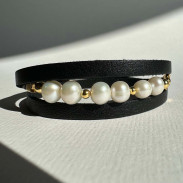 Leather bracelet with natural pearls
