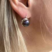 Earrings with natural pearls