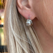 Earrings with natural pearls