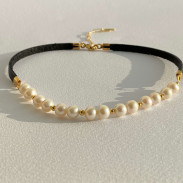 Choker Pearl natural and leather