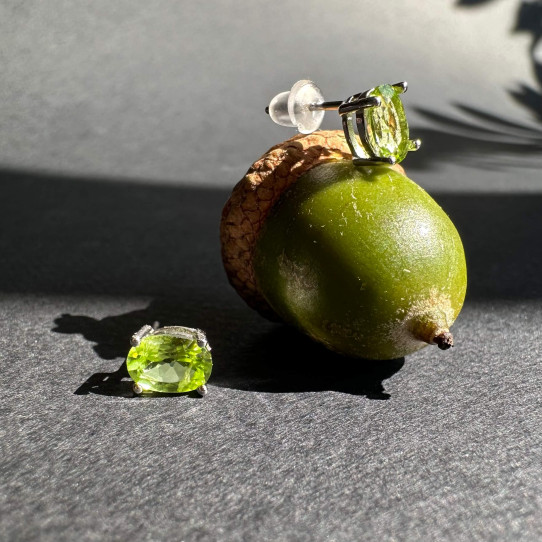 Studs with Chrysolite in silver