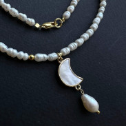 Choker Pearl with moon pendant in gold-plated mother-of-pearl