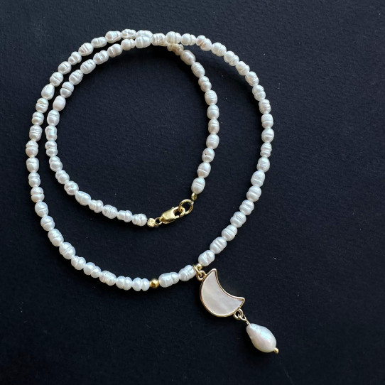 Choker Pearl with moon pendant in gold-plated mother-of-pearl