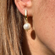 Earrings with natural pearls
