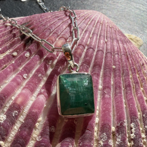 Pendant with natural emerald made of silver