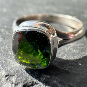 Ring with natural Chrome diopside made of silver