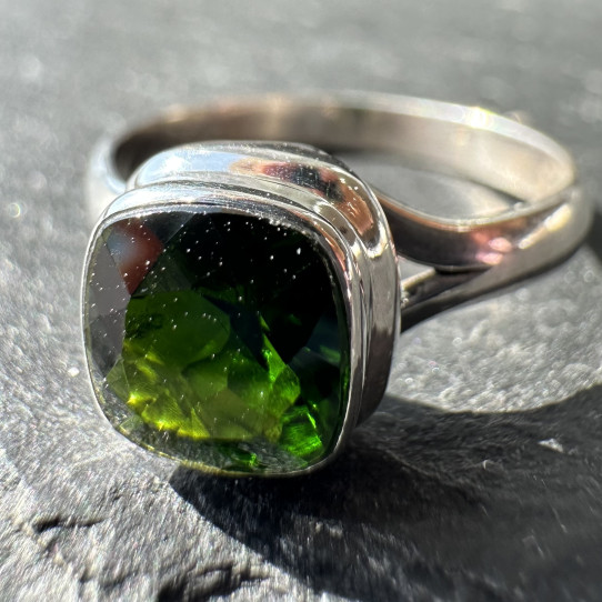 Ring with natural Chrome diopside made of silver