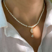Choker Pearl with moon pendant in gold-plated mother-of-pearl