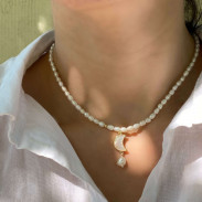 Choker Pearl with moon pendant in gold-plated mother-of-pearl