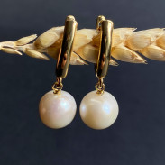 Earrings with natural pearls