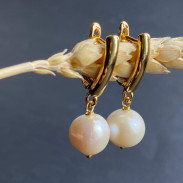 Earrings with natural pearls