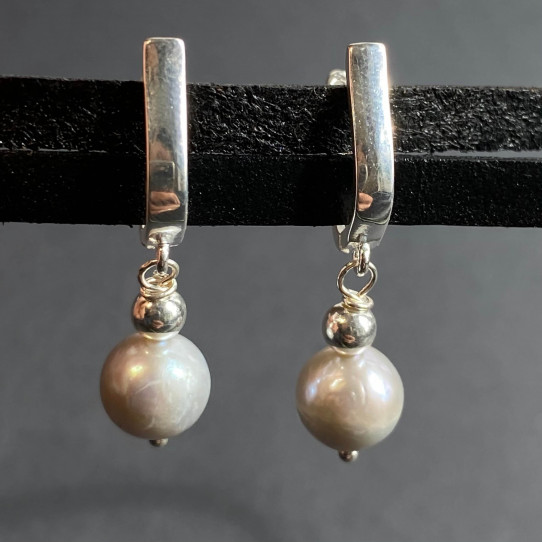Earrings with natural pearls
