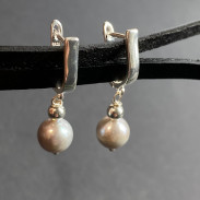 Earrings with natural pearls