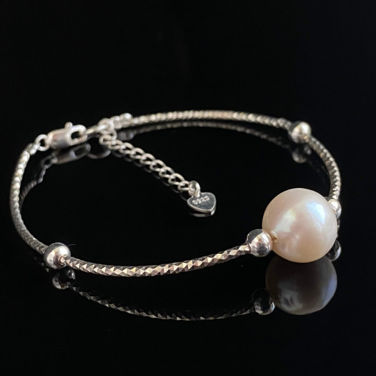 Bracelet with natural pearls in silver
