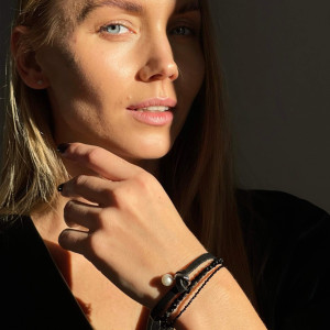 Leather bracelet with natural pearls