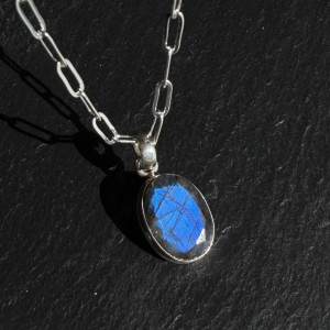 Natural Labradorite pendant in silver